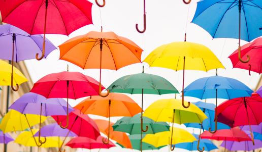 imatge de paraigües de colors
